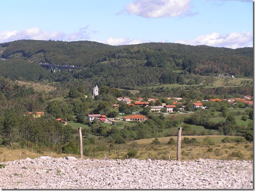 Bližnje hiše v Dolenji vasi v razdalji okrog 900 m od vetrnice