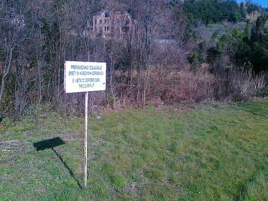 100320154515[1]_Fiesa_tabla in smeti ter posekano trsticje