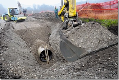 Nestrokovno polaganje cevi, zasipavanje in komprimiranje gradbenega jarka.