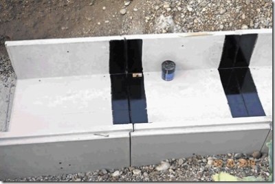 Prebarvani -  nevodotesni stiki betonskega »sarkofaga« brez vseh potrebnih vmesnih tesnil.